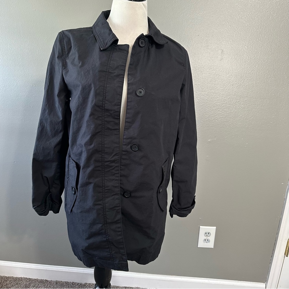 Gap women’s size medium front button up collared jacket, black color